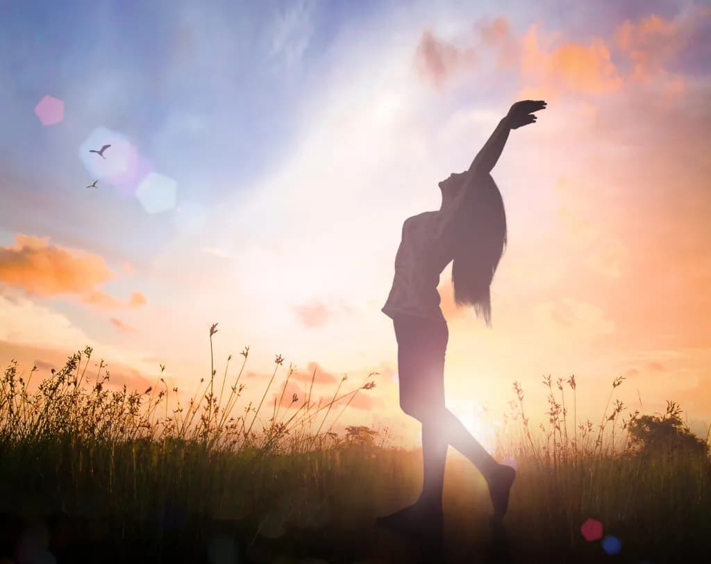 Mujer libre y plena al atardecer